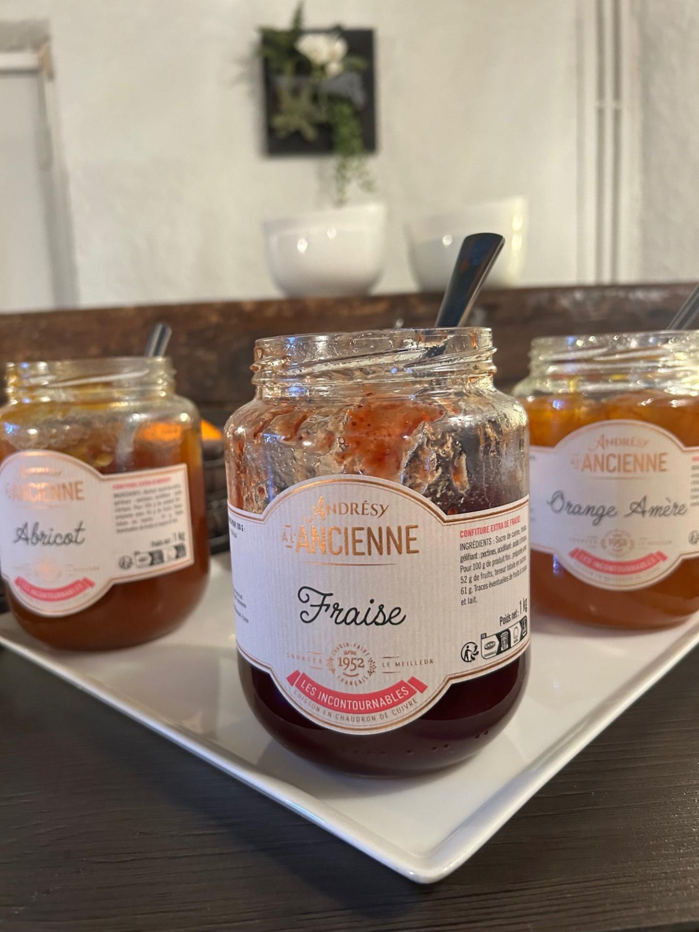 Photo d'un pot de confiture pour le petit déjeuner | Hôtel la Thomasse